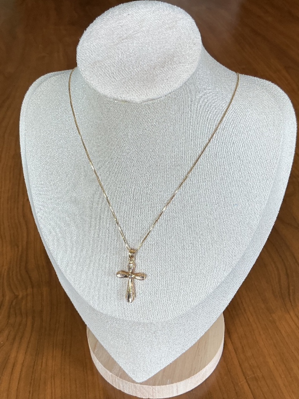 Solid 14K Gold Cross Necklace Made in Italy Box Chain 3.028g